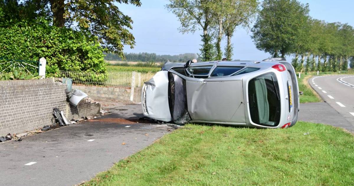Auto ramt muurtje en kantelt op Watervlietseweg in IJzendijke | 112 nieuws Sluis