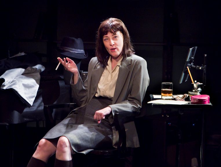 Suzanne Vega als Carson McCullers in 'Carson McCullers Talks About Love', de theatervoorstelling die ze enkele jaren geleden aan haar idool wijdde.  Beeld NYT