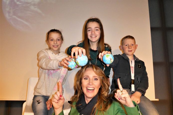 Helga van Leur maakt Gestelse kinderen enthousiast over een wereld vol duurzaamheid.