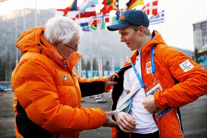 Snowboarder Niek van der Velden met de arm in de mitella met naast zich dokter Cees-Rein van den Hoogenband. Niek vliegt vandaag weer naar huis. Hij moet nog vier jaar wachten op zijn debuut.