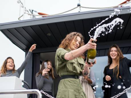 Dansjes en drankjes op het water: deze partyboot komt weer naar Zwolle