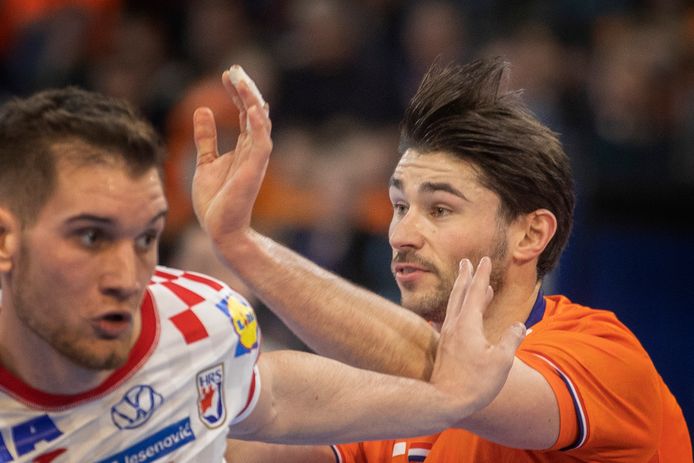 Dekkingspecialist Robin Schoenaker won in het Indoor Sportcentrum in Eindhoven met Oranje van Kroatië: 32-27.