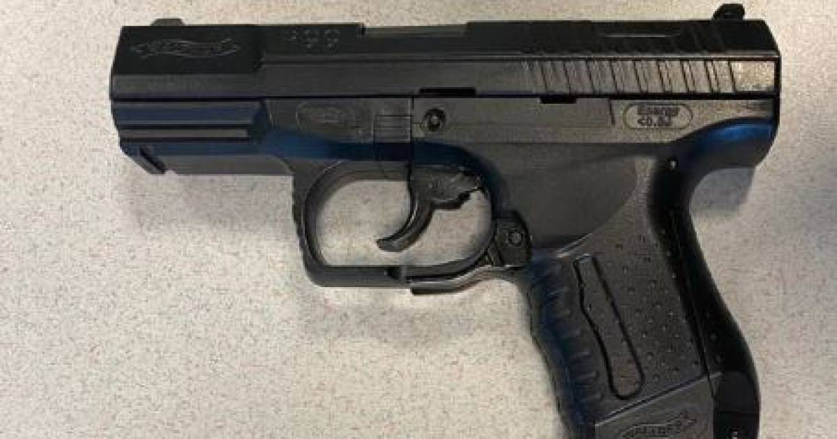 17-jarige jongen uit Rotterdam is maandag door de politie aangehouden omdat hij een vuurwapen bij zich leek te hebben.