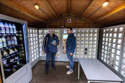 Even een stuk kaas trekken uit de versmuur: romantische verkoop van boerenproducten is in Groessen i