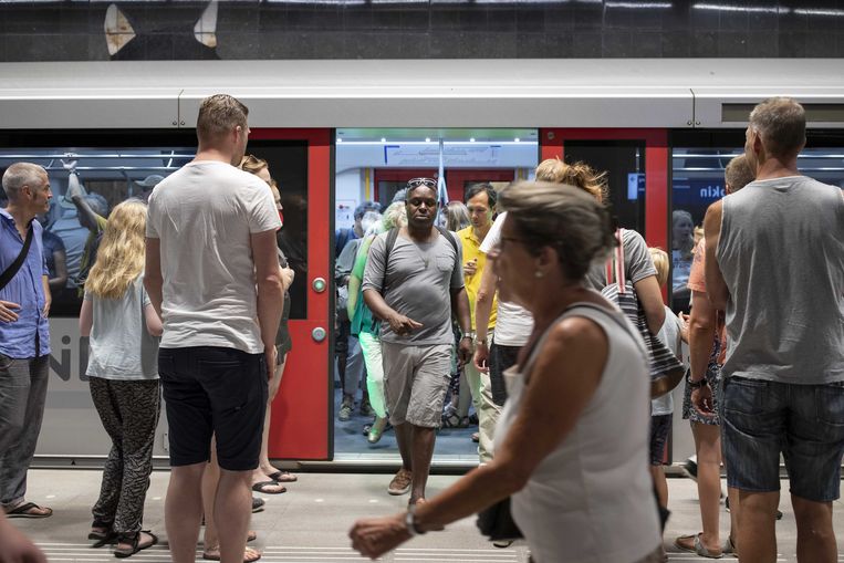 Publiek op metrostation Rokin na de officiële opening van de Noord-Zuidlijn. Beeld ANP
