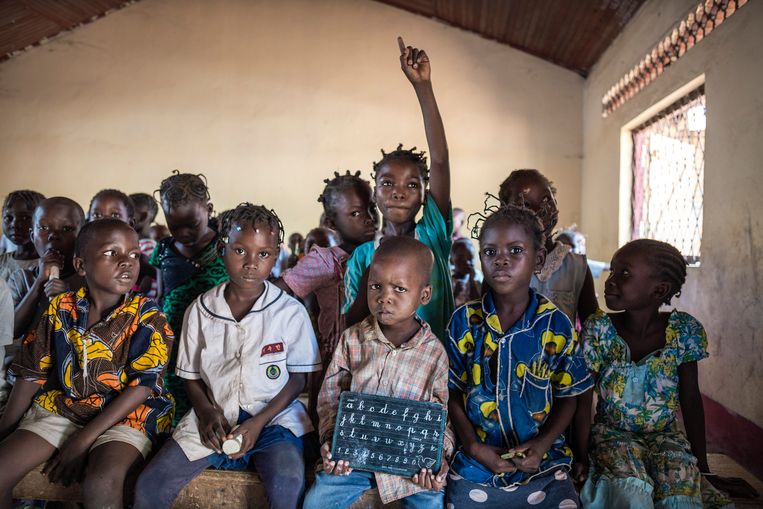 Kinderen op school in Bangui in de Centraal Afrikaanse Republiek.	 Beeld Sven Torfinn
