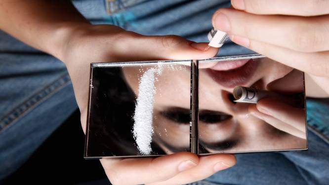 Snuifje cocaïne populair onder Oldenzaalse drugsgebruikers en waarom werd het geluid weggedraaid bij de zingende raad?  