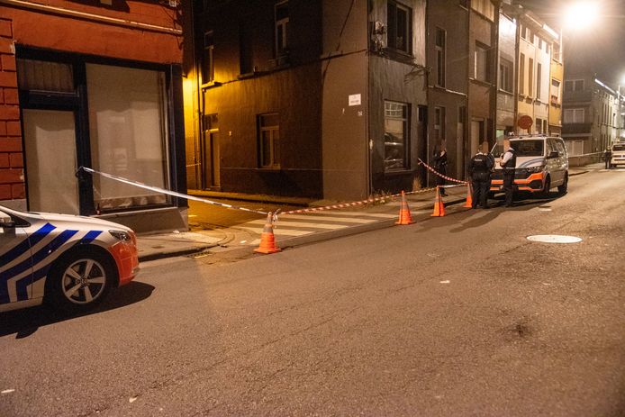 De politie sloot de Hekelaarstraat en de Spinerstraat af na de steekpartij.