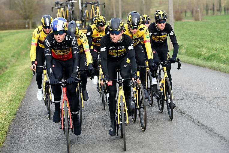 Belgisch kampioen Wout van Aert en zijn Jumbo-Visma-ploeg. Beeld Photo News