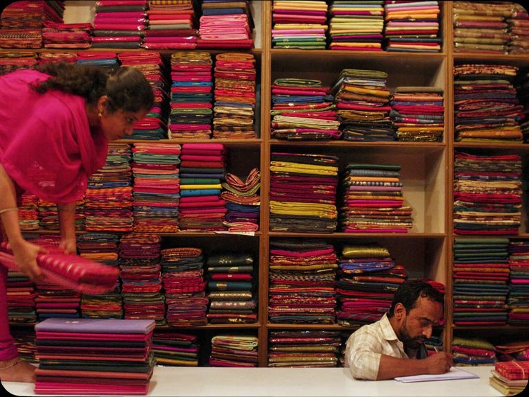 Nasir aan het werk in zijn winkel. Beeld Nasir