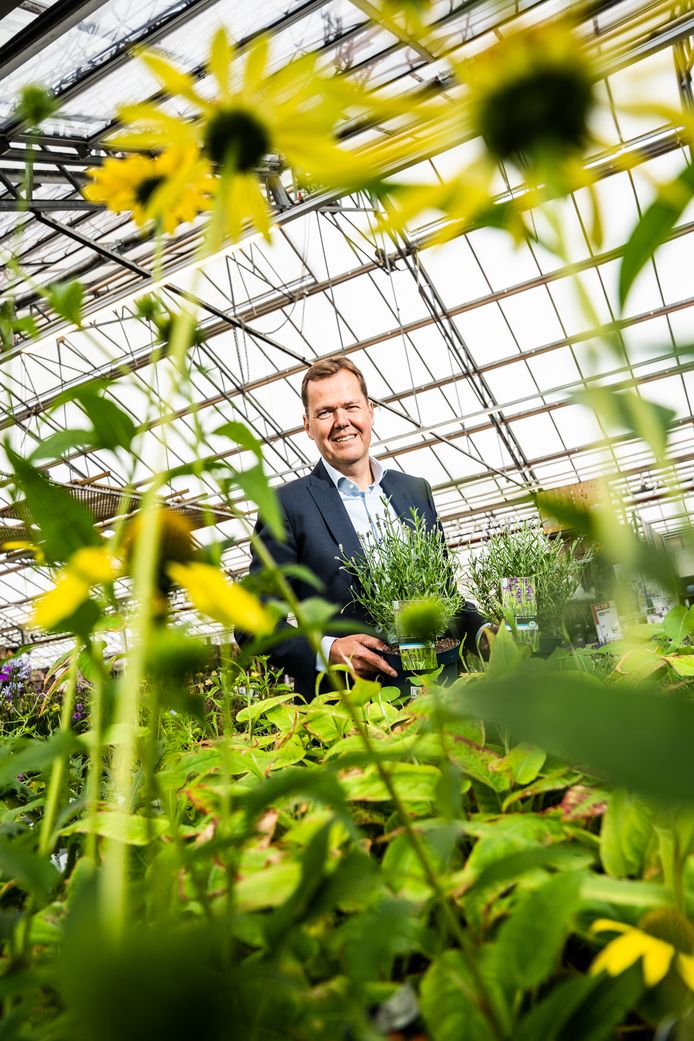 Directeur Marcel Hielkema van Scalabor tussen de planten en bloemen van Intratuin, onderdeel van het werkbedrijf.