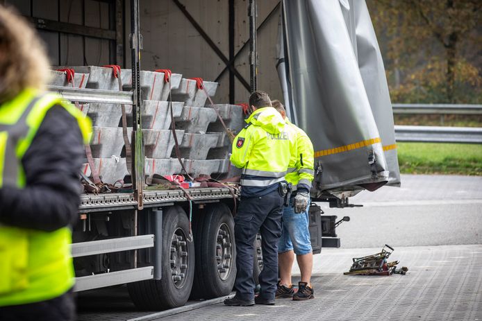 De Duitse politie controleert de lading van een vrachtwagen tijdens een gezamenlijke actie met de Inspectie Leefomgeving en Transport (ILT), om grensoverschrijdende milieucriminaliteit te voorkomen. De grootscheepse controle was op 4 november.