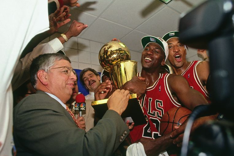 Jordan krijgt in 1993 zijn derde van zes kampioenschapstrofeeën uit handen van NBA-baas David Stern. Beeld NBAE via Getty Images