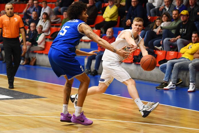 Siebe Ledegen (r., Okapi Aalst) in duel met Josh Ferguson.