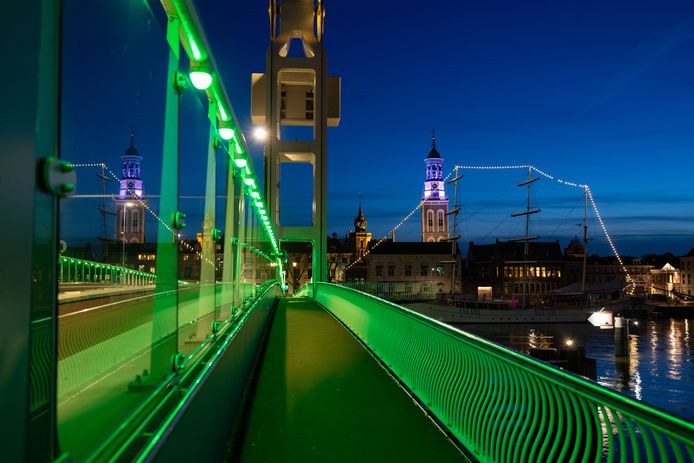 In maart kleurde de brug ook al groen, toen voor Earth Hour, een initiatief van het Wereld Natuur Fonds.