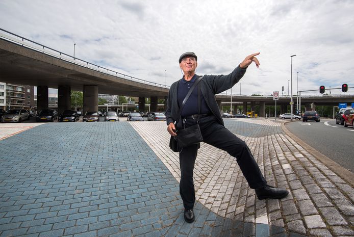 Peter Struycken op de 'Blauwe golven' in  Arnhem.