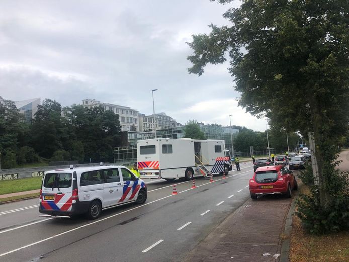 Politiefuik ter hoogte van Onderlangs in Arnhem een half uur voor de start van de voetbalwedstrijd van Vitesse tegen Anderlecht.