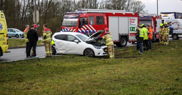 Brandweerman spoedt zich naar ongeluk in Dieren, daar blijkt zijn vrouw betrokken bij aanrijding.