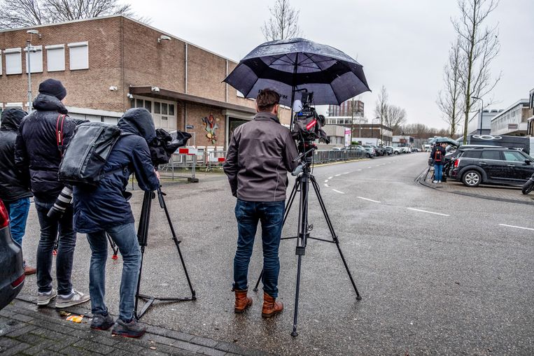 Journalisten staan te wachten voor de rechtbank in Amsterdam Osdorp tot de auto met de verdachte naar binnen wordt gereden. Beeld Raymond Rutting / de Volkskrant 