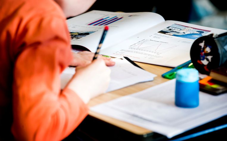 Een leerling van groep 8 is bezig met de Cito-toets. Beeld ANP