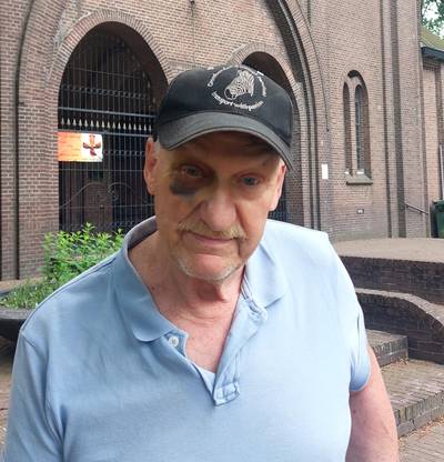 Martin (73) werd door groep jongeren in elkaar geslagen: ‘Het is pure terreur, maar ik ga niet voor 