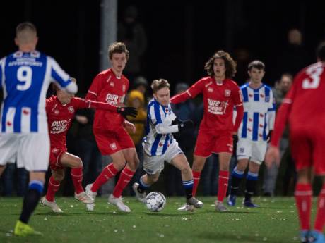 Kraker FC Twente-Feyenoord heeft alles: een vol huis, Zerrouki, Wieffer, het klasje van Theo en het rode dorp van de Feyenoord-trainer 