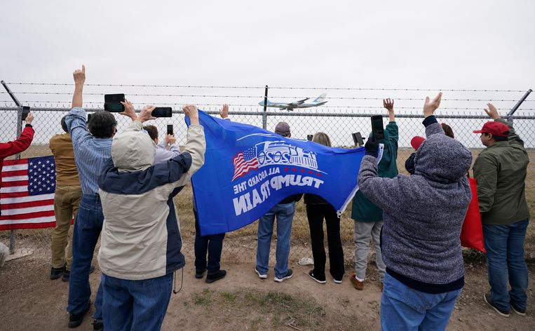 Aanhangers verwelkomen het vliegtuig van president Donald Trump op de luchthaven van het Texaanse Harlingen, waar hij gisteren arriveerde om een bezoek te brengen aan een stuk grenshek. Beeld AP