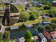 De eigenaar van het woonarkje aan de Turfmarkt in Zwolle (de tweede rechts naast de brug) wil deze vervangen door een grote, moderne woonark. Daarvoor zou een dukdalf moeten wijken.