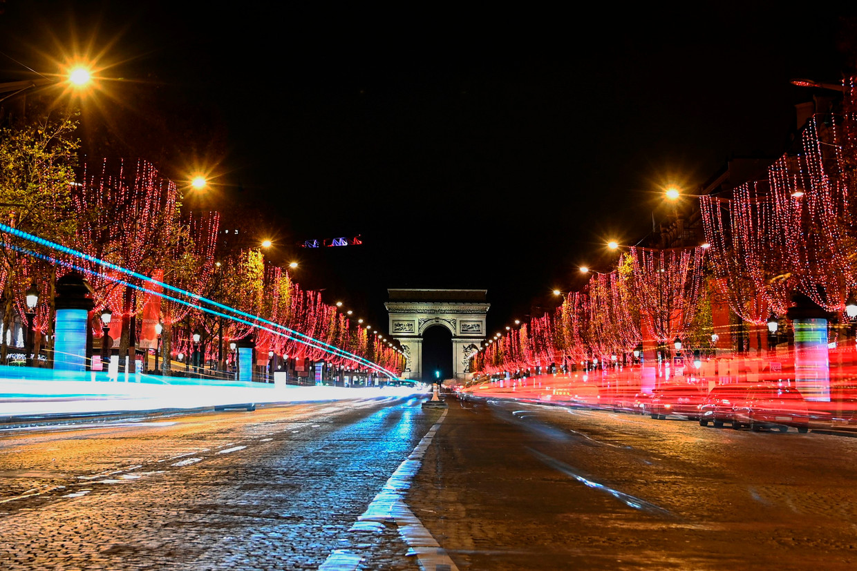 De verlichte Champs-Elysees in Parijs.