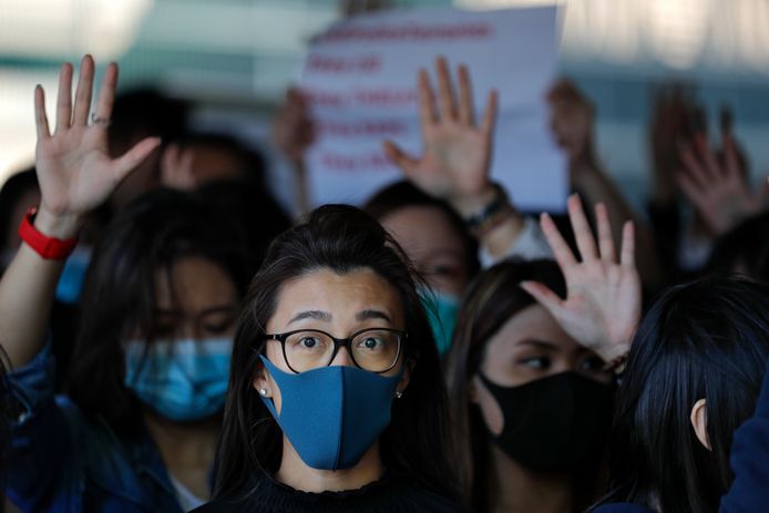 Pro-democratie-demonstranten in Hong Kong houden hun uitgestoken hand op en symboliseren zo de vijf eisen van de beweging.