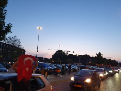 Turkse Eindhovenaren vieren al toeterend overwinning Erdogan