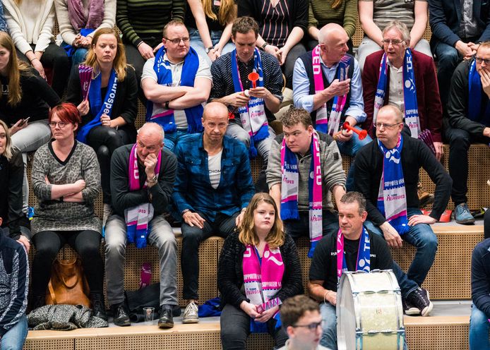 De meegereisde fans uit Vroomshoop beseffen dat hun team het zwaar heeft.