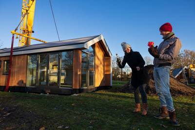 Goedkoop wonen in het groen, wie wil dat niet? Wim en Pascale zielsgelukkig met hun nieuwe mini-woni