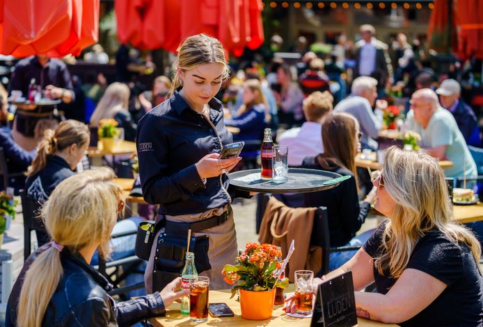 De vraag naar medewerkers in de bediening is het grootst in de sector.
