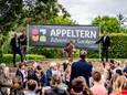 Onthulling nieuwe naam Appeltern Adventure Gardens. Links: Willem van der Linden met naast hem Bart van Ooijen. Rechts: oprichter Ben van Ooijen.