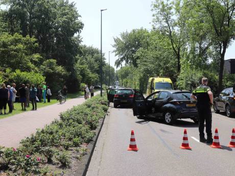 Vrouw raakt gewond bij botsing tussen twee auto’s in Waalwijk, politie spreekt getuigen