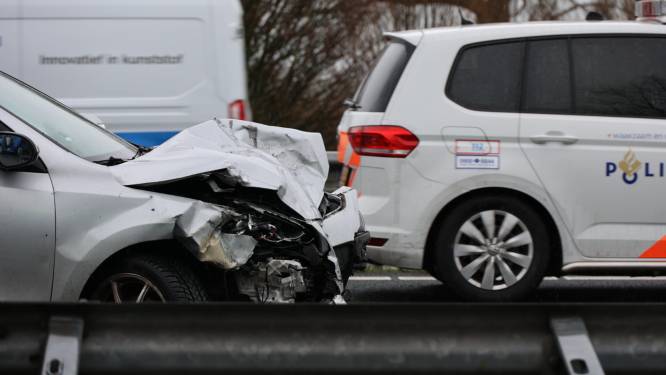 Persoon bekneld en twee kinderen lichtgewond bij ongeval met drie auto’s op de A59 bij Waalwijk