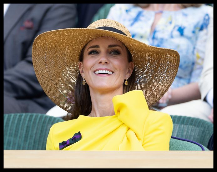 Kate met haar hoed op Wimbledon.