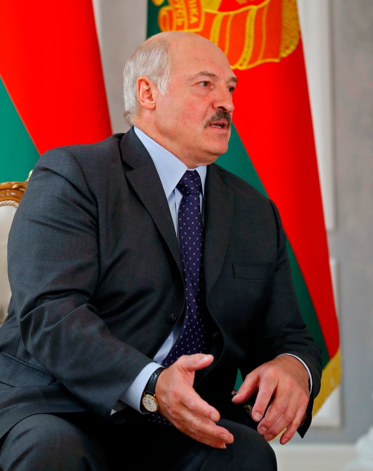 President Loekasjenko is bereid het leger in te zetten om de verkiezingen te laten eindigen in zijn zesde monsterzege – hij heeft al aangekondigd het land 'aan niemand te zullen weggeven'. Beeld AP