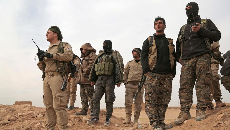 Strijders van de Syrian Democratic Forces, een overwegend Koerdische rebellengroep die op Amerikaanse luchtsteun kan rekenen. Beeld reuters