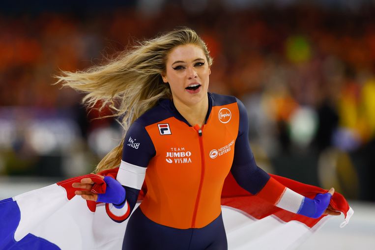 Jutta Leerdam maakt een ereronde met de Nederlandse vlag, na haar WK-zege op de 1000 meter. Beeld Pro Shots / Erik Pasman