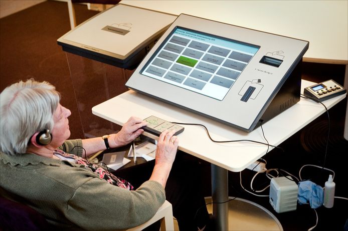 In 2010 volgde deze blinde vrouw een demonstratie op  een stemcomputer voor blinden en slechtzienden. De machine werd tijdens de verkiezingen voor de Tweede Kamer gebruikt in het stemlokaal van Het Schild, een centrum voor blinden en slechtzienden in Wolfheze.