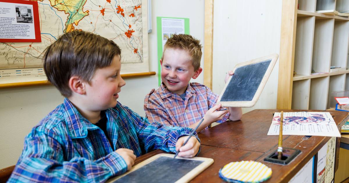 Inktpotjes en aap, noot, mies. School Biezenmortel blikt terug op honderd jaar onderwijs