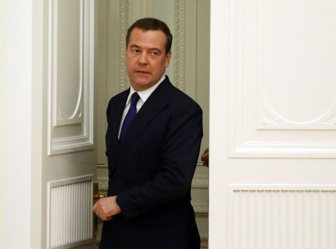 De voormalige Russische president Medvedev is weer eens aan het raaskallen geslagen tegen het Westen.