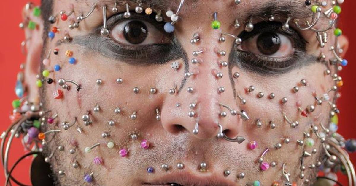 comfort partij paraplu Man met meeste piercings in gezicht wil eigen record breken | Bizar | AD.nl