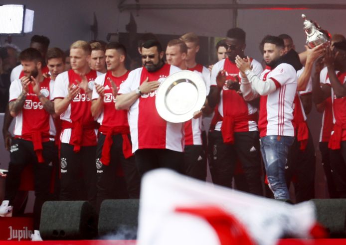 De spelers van Ajax op het podium samen met de vader en broer van Nouri tijdens de huldiging op het Museumplein. A