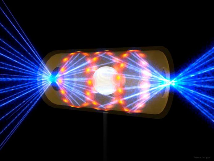 Cette illustration fournie par le National Ignition Facility du Lawrence Livermore National Laboratory représente une pastille cible à l'intérieur d'une capsule hohlraum avec des faisceaux laser entrant par des ouvertures à chaque extrémité. Les faisceaux compriment et chauffent la cible pour obtenir les conditions nécessaires à la fusion nucléaire.