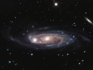 Jarige Hubble-telescoop maakt adembenemende foto van monsterstelsel