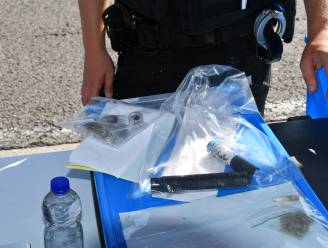 Verboden wapens en gebruikershoeveelheden drugs gevonden bij grote controle in Voeren