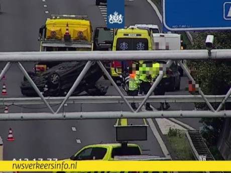 Auto op de kop bij ongeval op de A13 bij Rotterdam